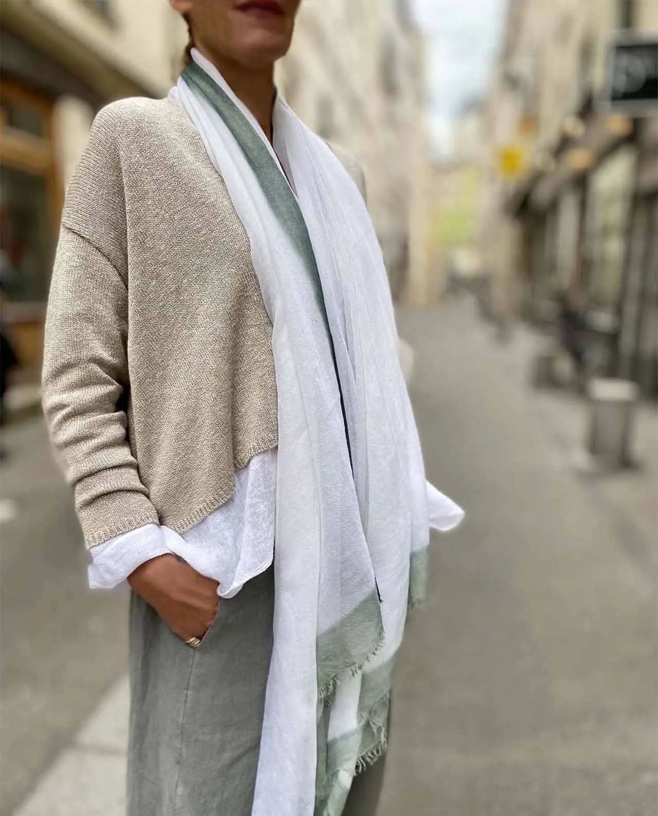 Douceur d'été...subtile harmonie de lin et volupté d'une gaze de cachemire.
En boutique, ou sur notre e-shop.
#lin #linfrancais #loropiana #cachemire #madeinfrance #fabricationfrancaise #artisanat #timelesselegance #paris #paris6 #saintgermaindespres #julietteozouf
