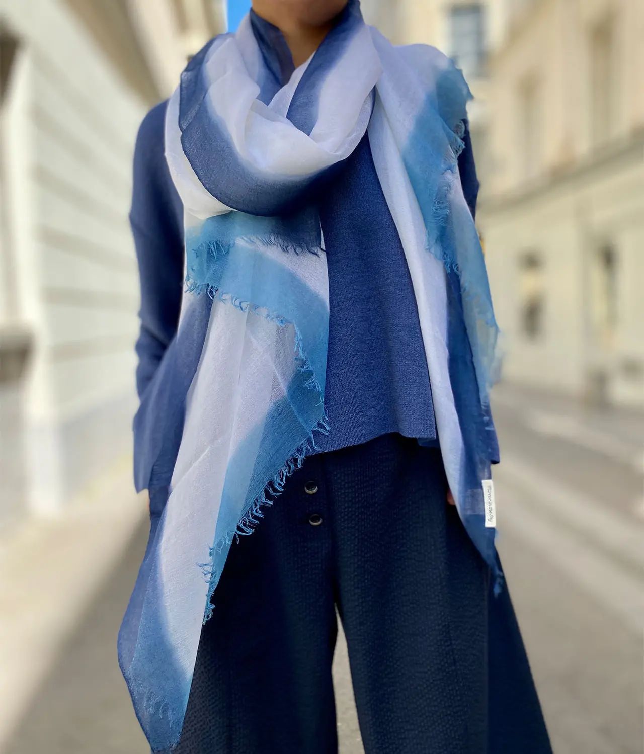 Gaze de cachemire fabriquée et teinte à la main, sur le pull DANSEUSE en maille Loro Piana et le nouveau pantalon DUNE, ultra large.
En boutique, ou sur notre e-shop.
#lin #linfrancais #loropiana #madeinfrance #fabricationfrancaise #artisanat #timelesselegance #paris #paris6 #saintgermaindespres #julietteozouf
